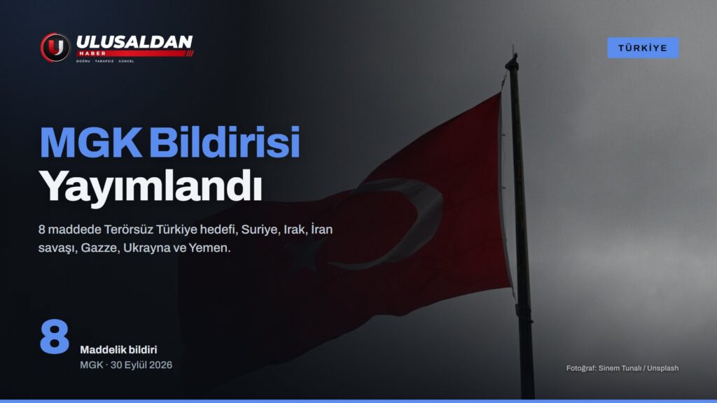 Bulutlu gökyüzünde dalgalanan Türk bayrağı