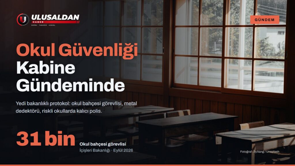 Güneş ışığı alan, ahşap sıraların bulunduğu boş bir sınıf