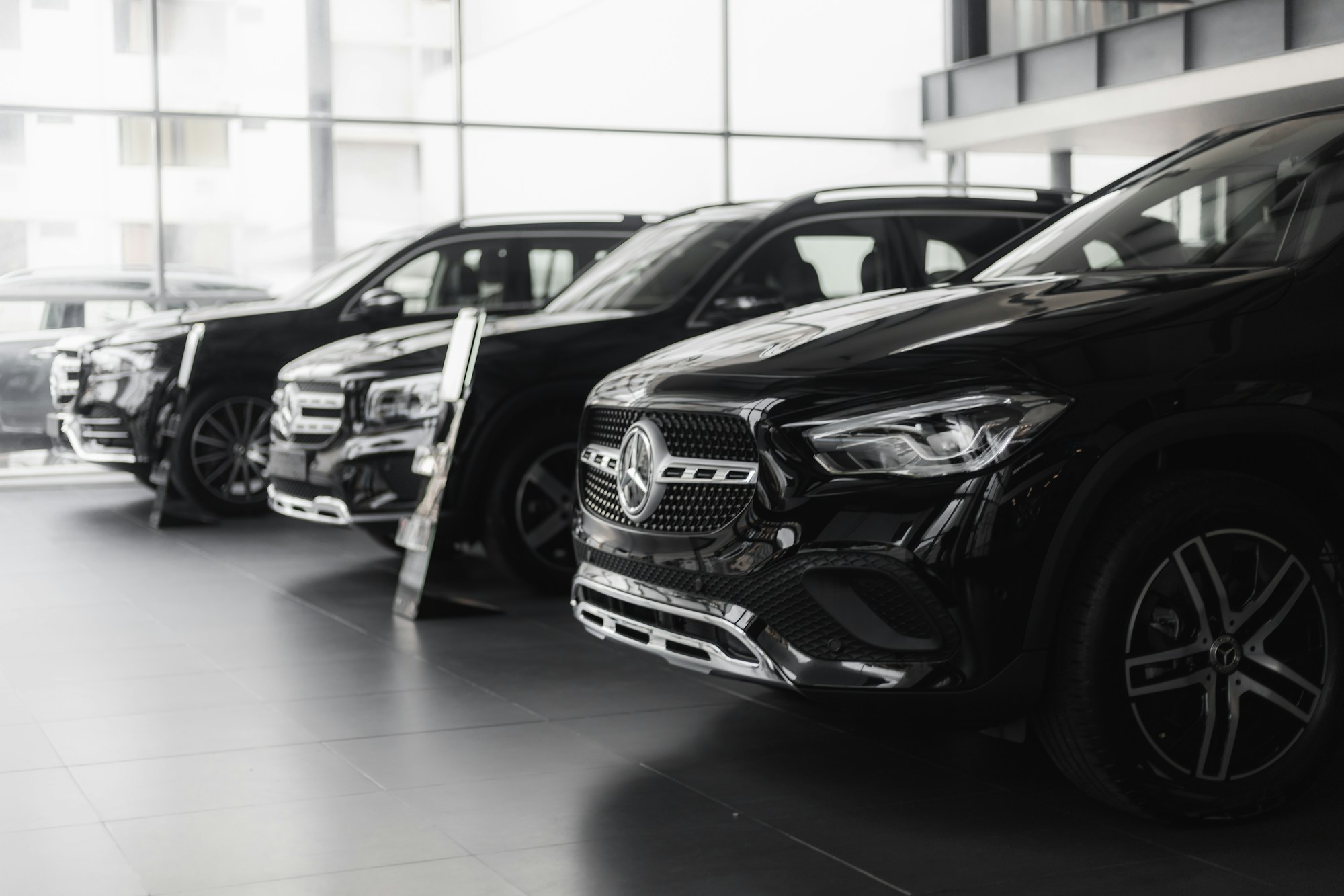 Otomotiv pazarı haberi için temsili görsel: bir otomobil galerisinde sergilenen araçlar