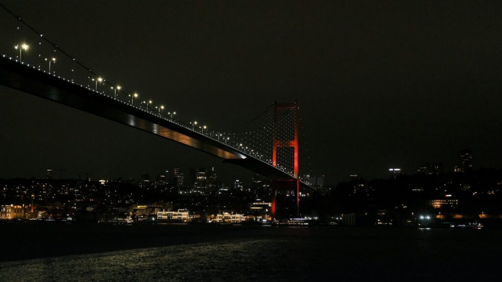 Gece ışıklarıyla aydınlatılmış bir köprü (Resmî Gazete kararları haberi, temsili görsel)
