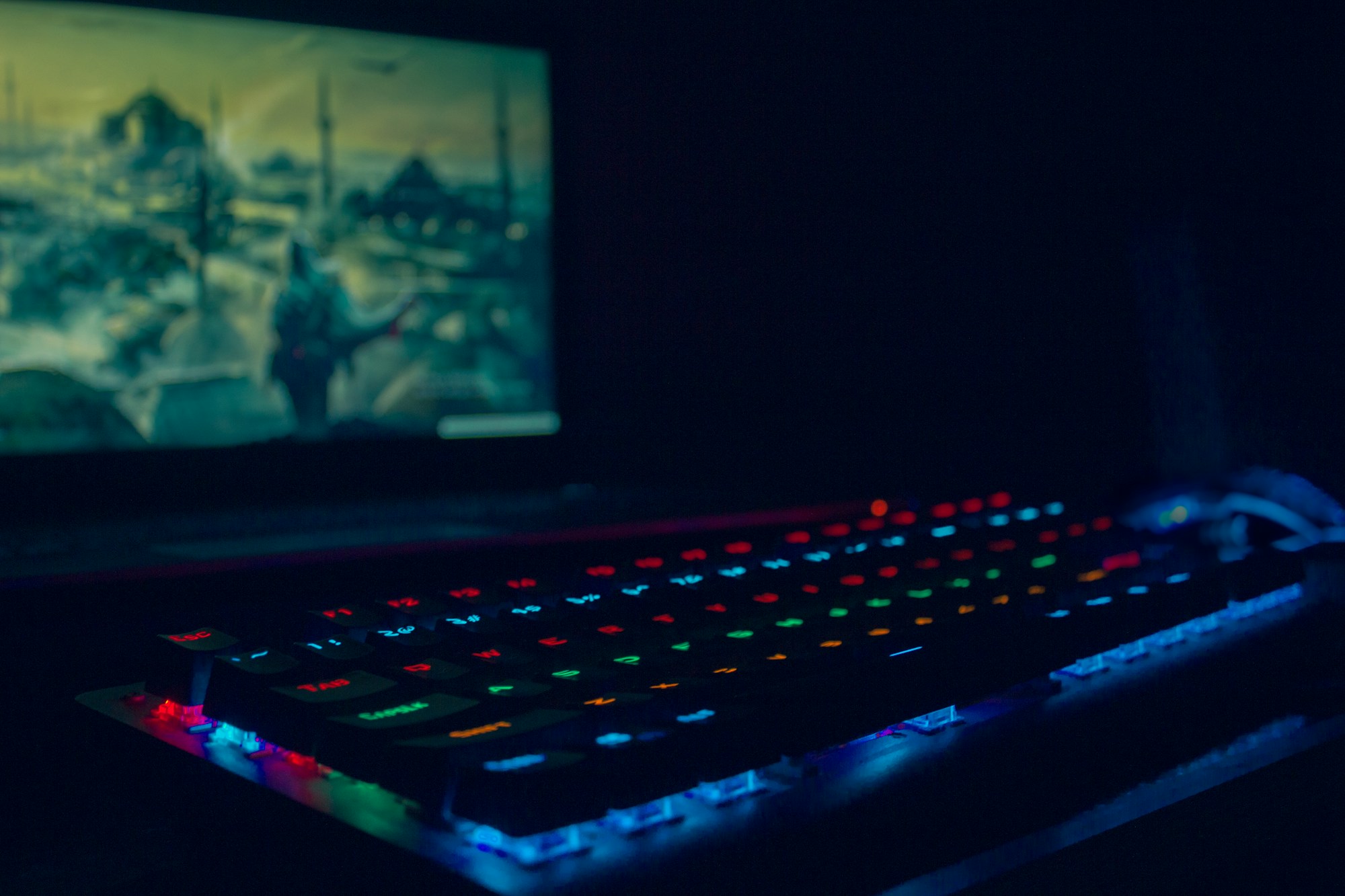 S2G Esports şampiyonluğu — Neon ışıklı bir oyun klavyesi ve mouse