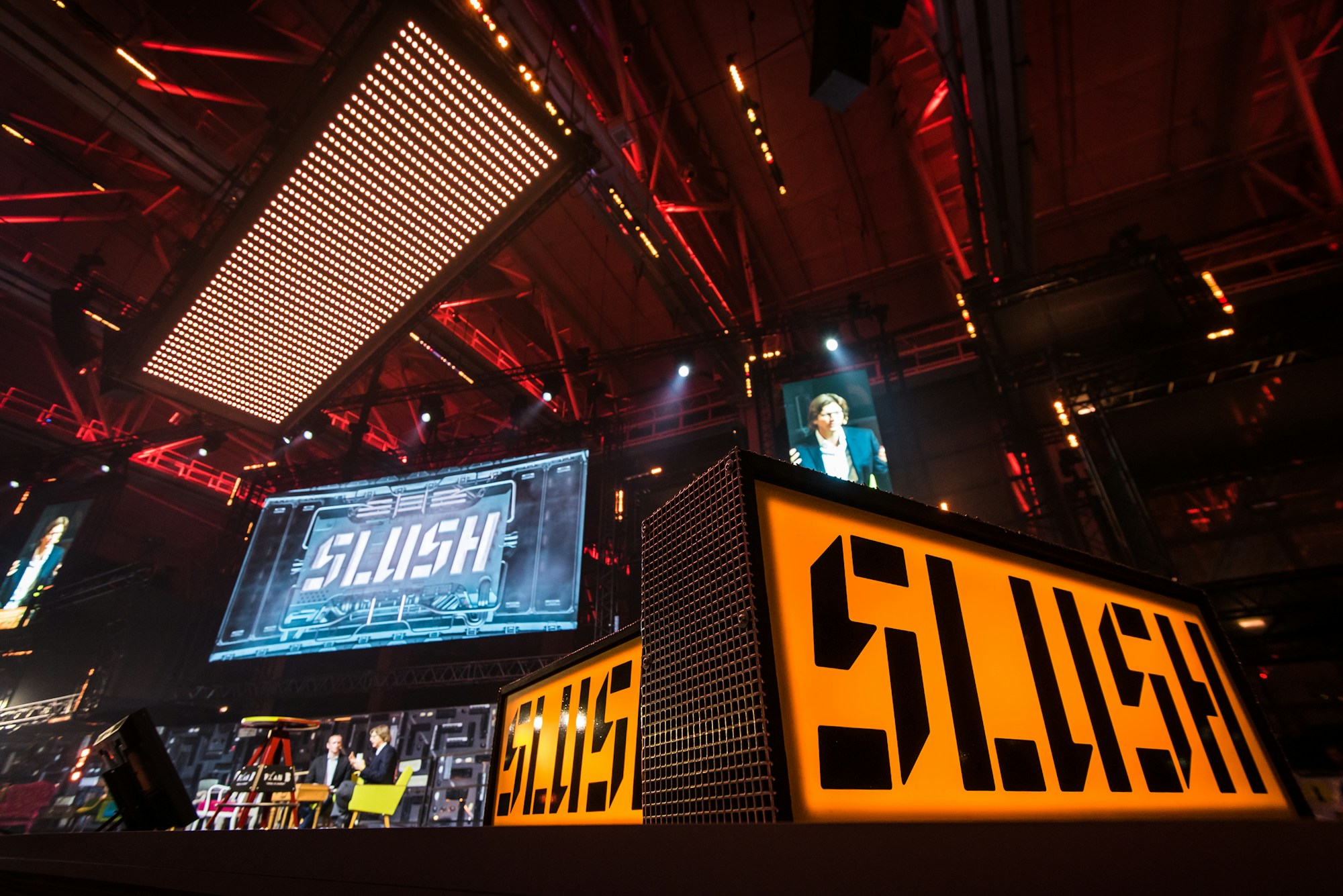 S2G Esports şampiyonluğu haberi için temsili görsel: ışıklı büyük ekranlı etkinlik salonu