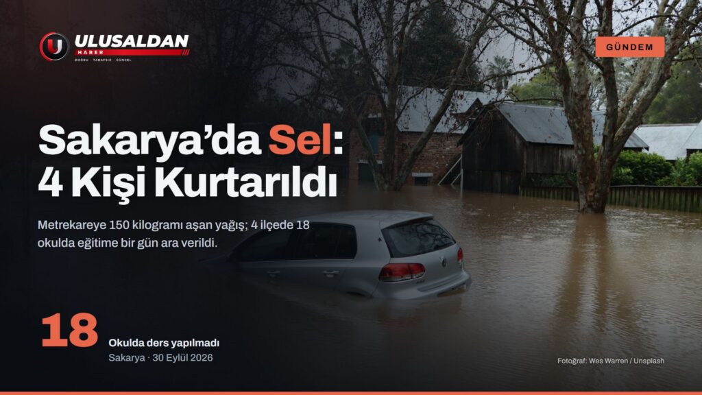 Sel sularıyla kaplı bir sokakta yarısına kadar suya gömülmüş otomobil