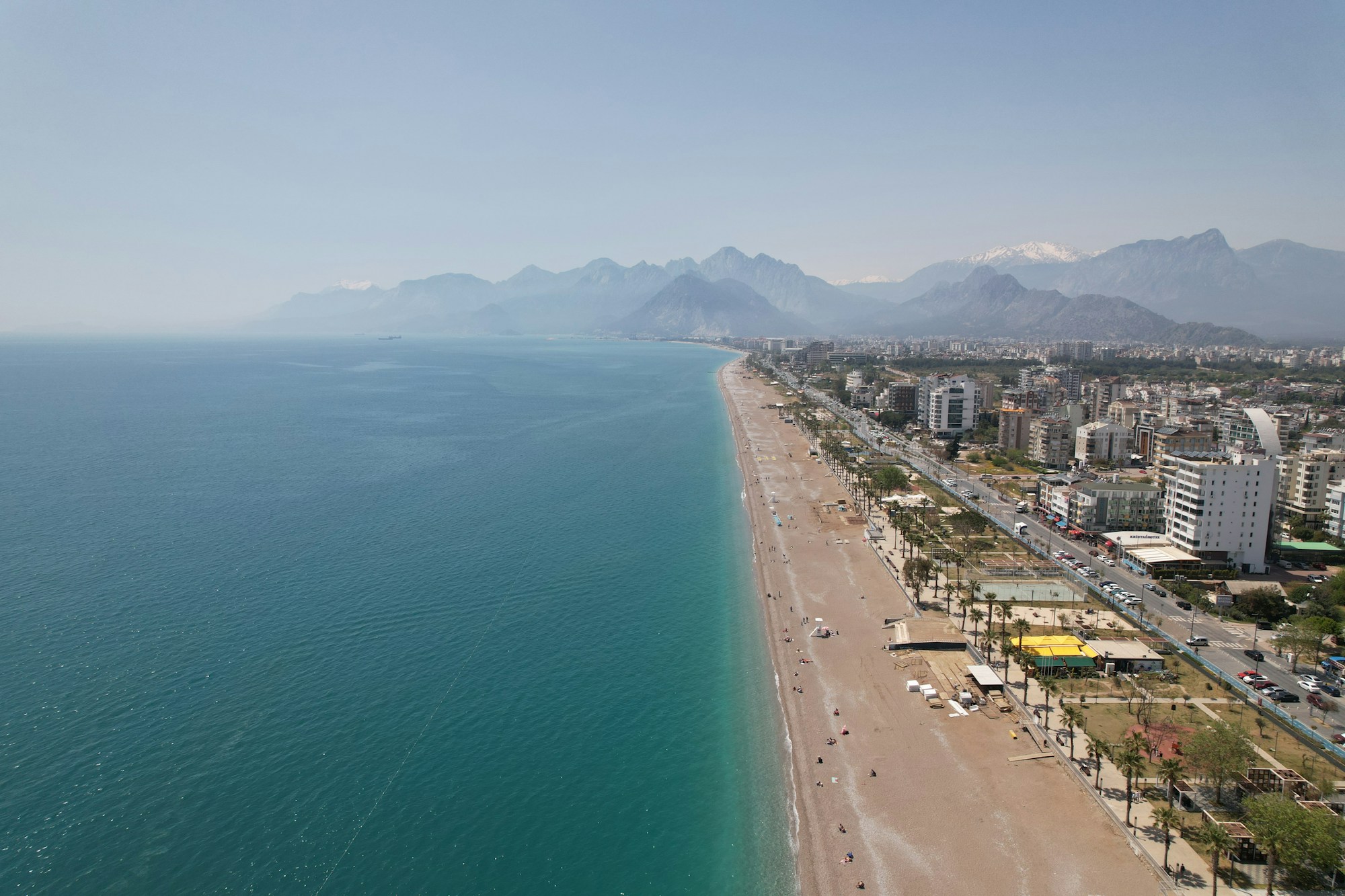 Antalya Konyaaltı sahili ve Beydağları, turizm geliri haberi için temsili görsel