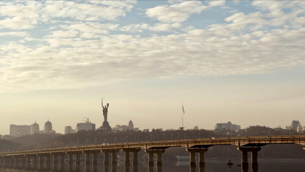 Kiev’de şafak vakti köprü ve Anavatan Anıtı (Ukrayna-Rusya savaşı haberi)