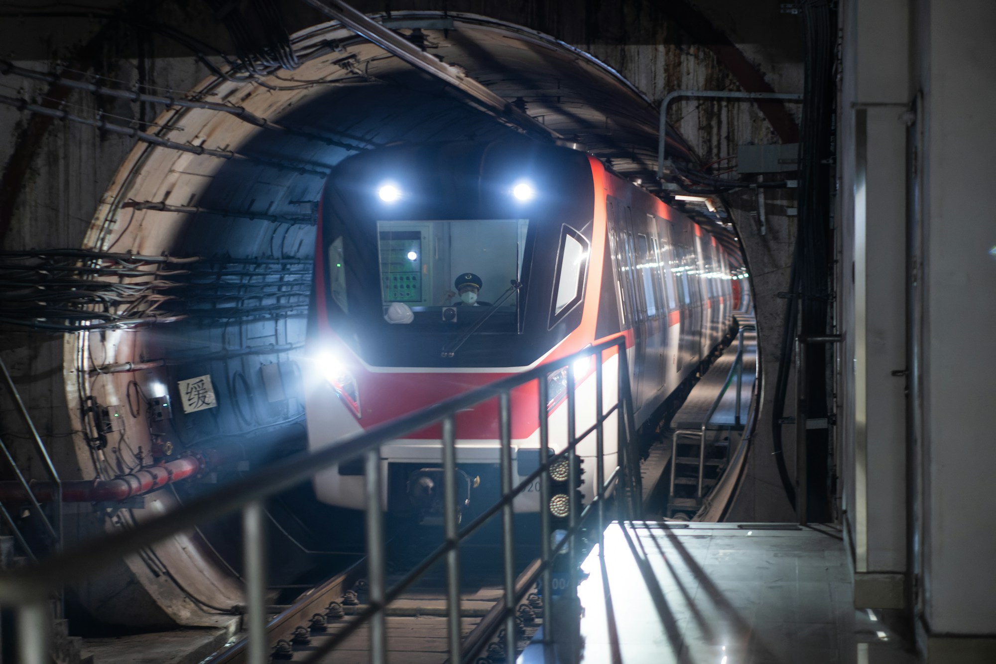 Ümraniye Ataşehir Göztepe metro hattındaki gibi tünelde ilerleyen bir metro treni