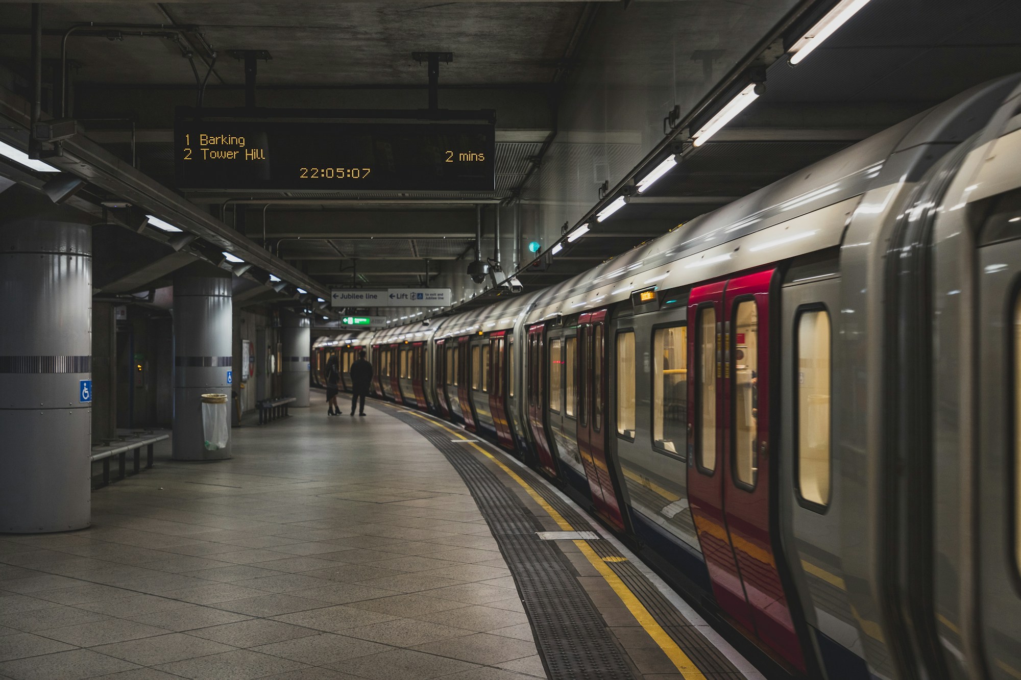 Metro istasyonunda peron ve bekleyen tren