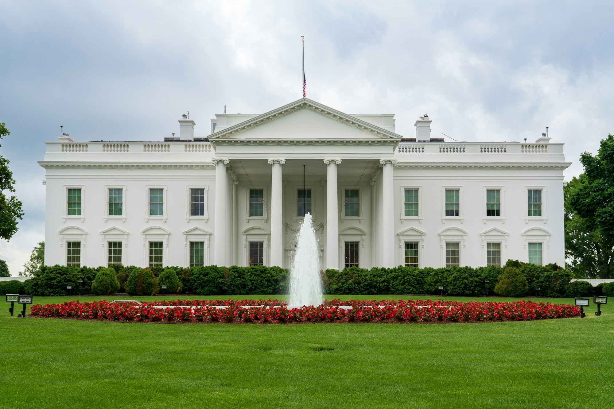Yapay zeka güvenliği taahhüdünün imzalandığı Washington'daki Beyaz Saray