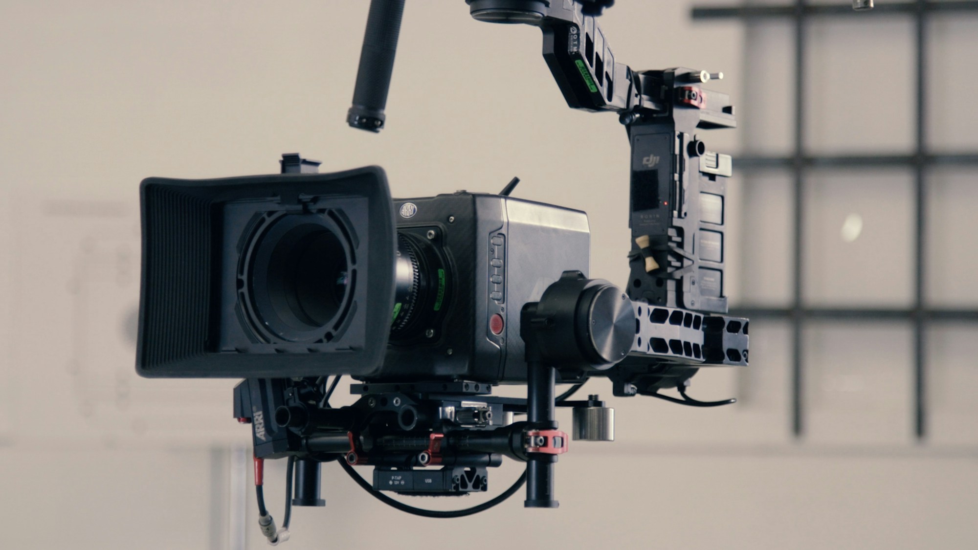 Tripod üzerinde profesyonel bir video kamera