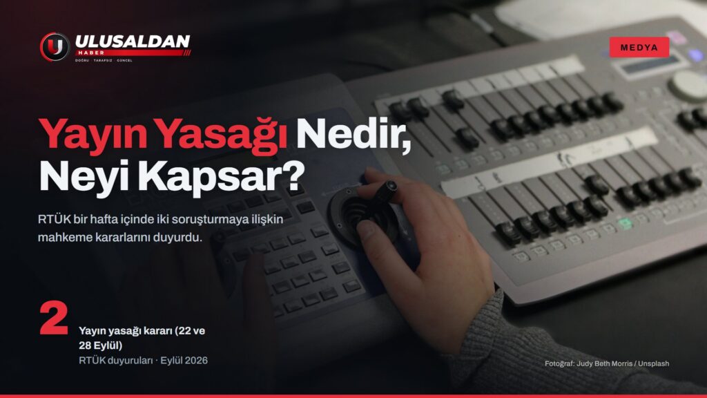 Yayın kontrol odasında görüntü ve ses masası kullanan bir teknisyen