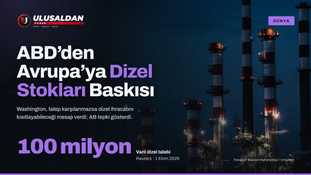 Gece ışıklandırılmış bir petrol rafinerisi