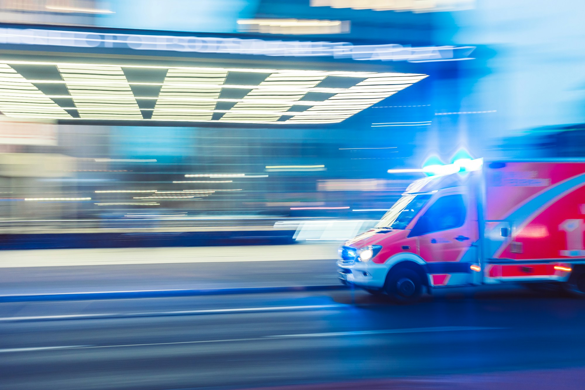 Hareket hâlinde bir ambulans, hız bulanıklığıyla (temsilî)