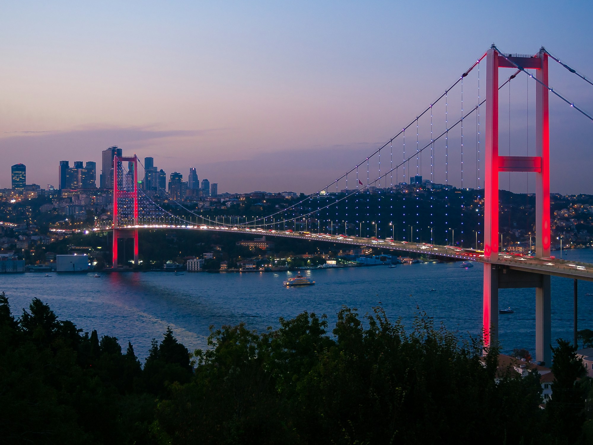 Akşam saatlerinde ışıkları yanan 15 Temmuz Şehitler Köprüsü ve İstanbul silueti
