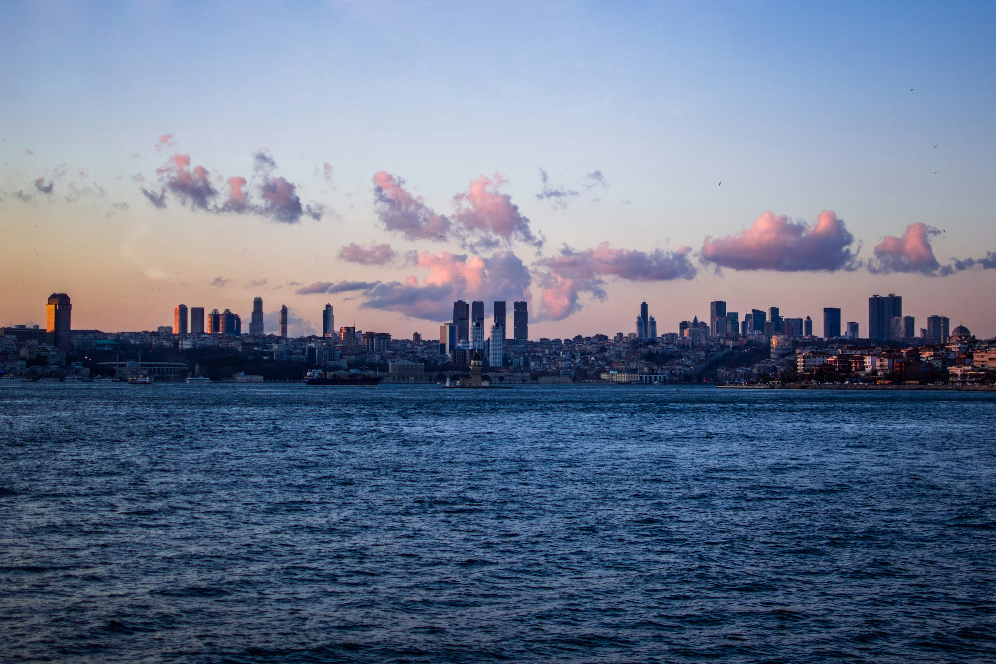 Gün batımında denizden görünen İstanbul silueti