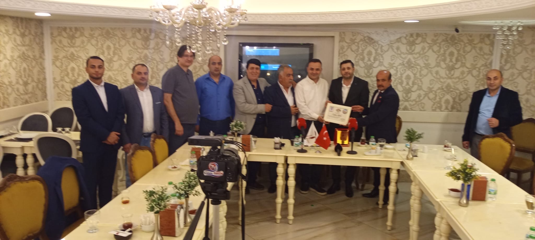 Mazbata takdiminin ardından program katılımcılarının toplu hatıra fotoğrafı