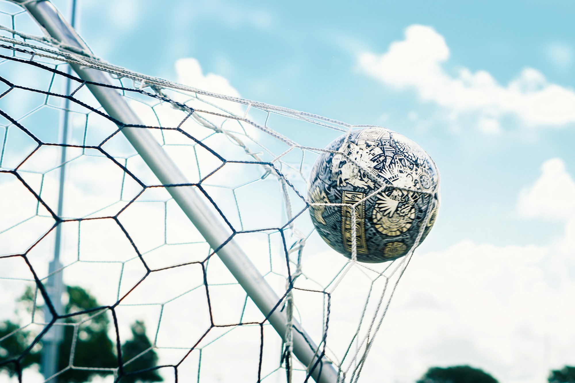Kale ağına giden bir futbol topu (temsilî)