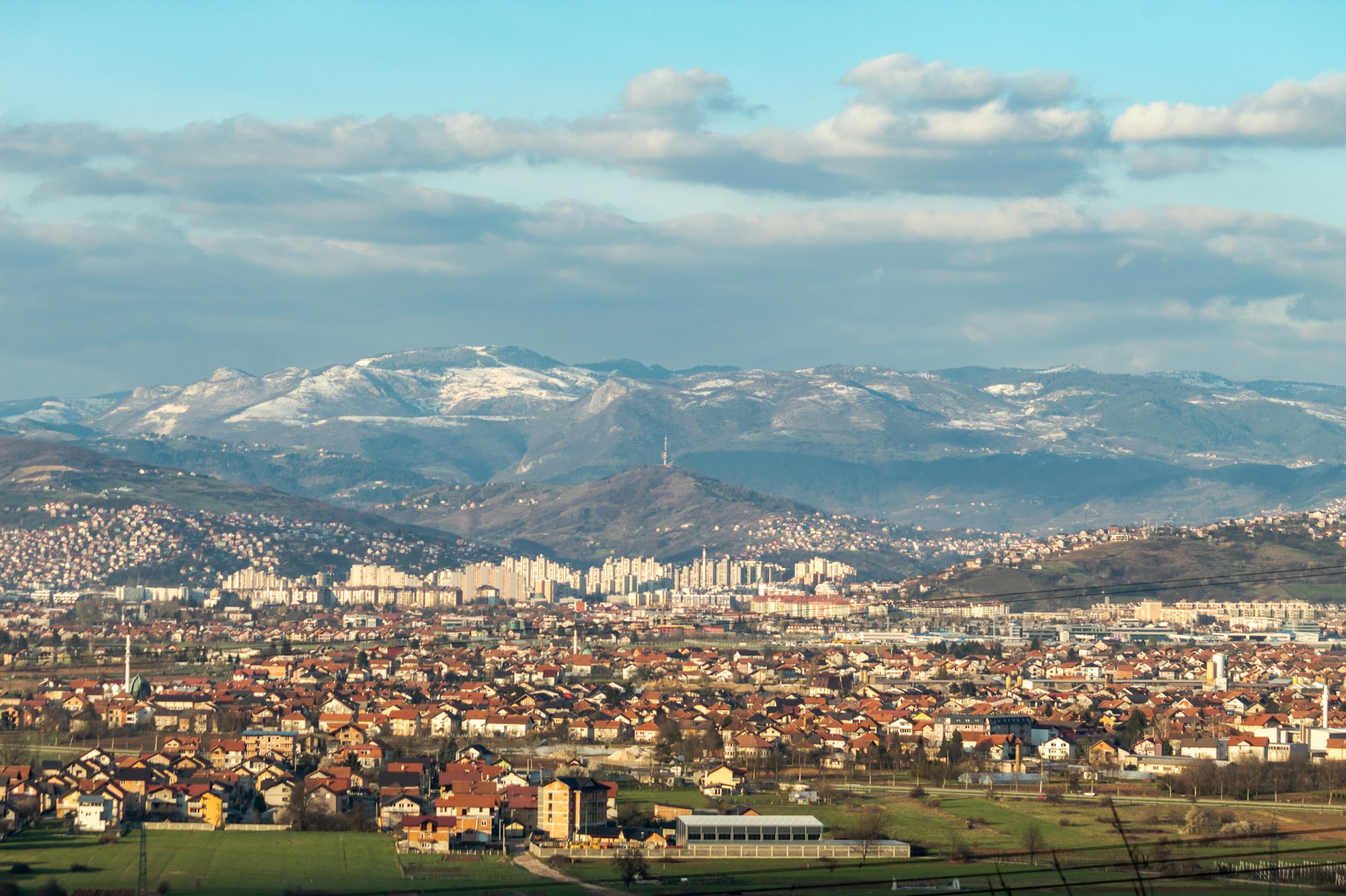 Dağların eteğine yayılmış Saraybosna kent manzarası