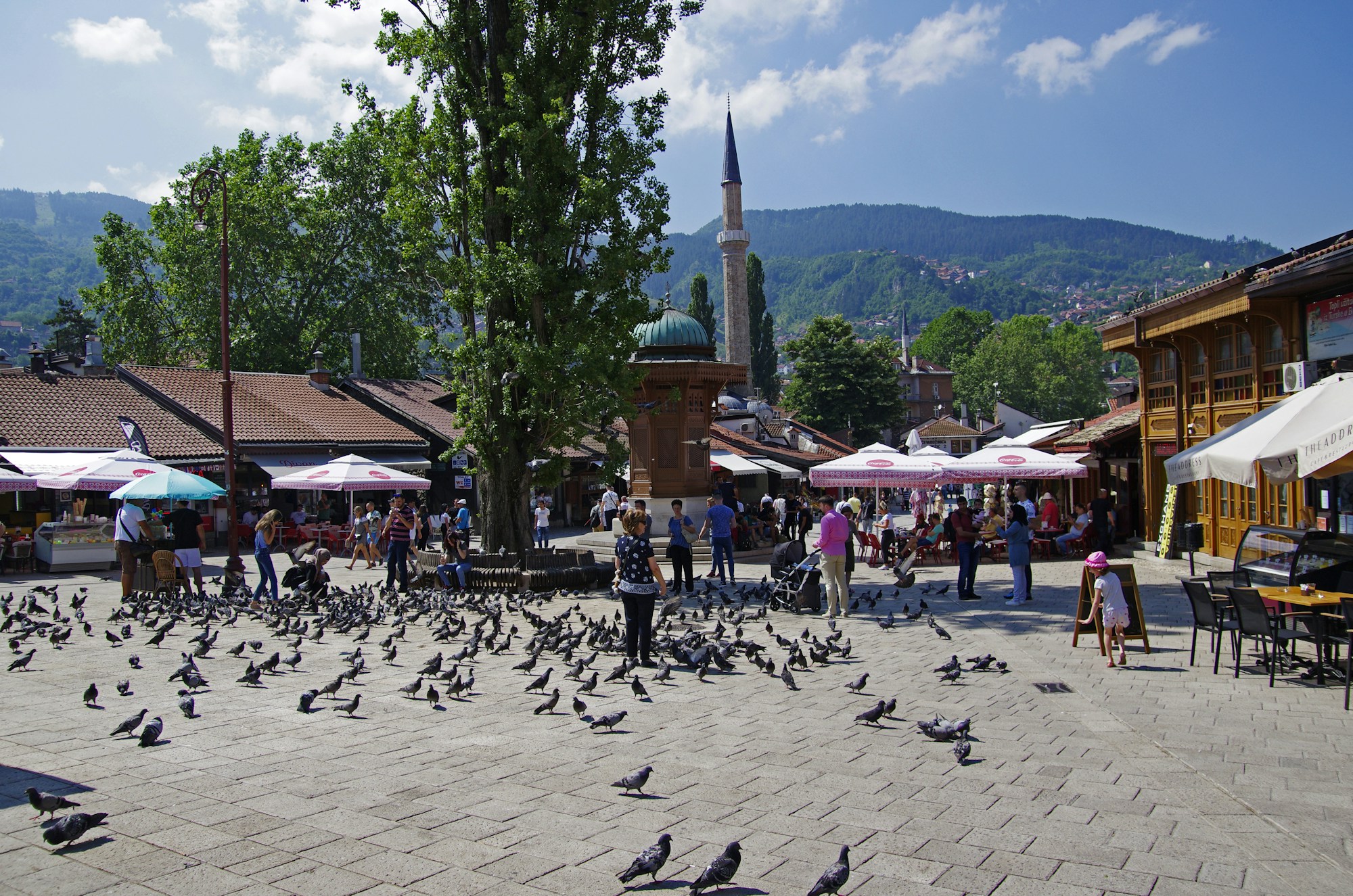 Saraybosna Başçarşı’da güvercinlerin bulunduğu meydan