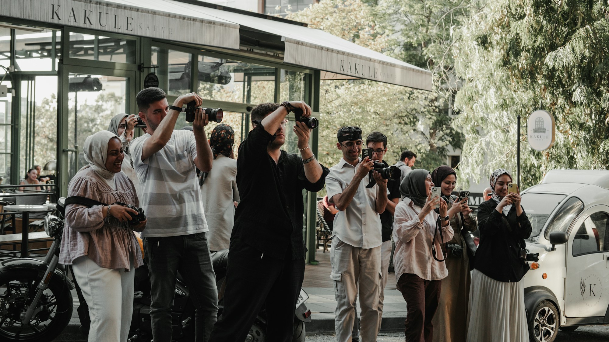 Bir sokakta fotoğraf çeken basın mensupları