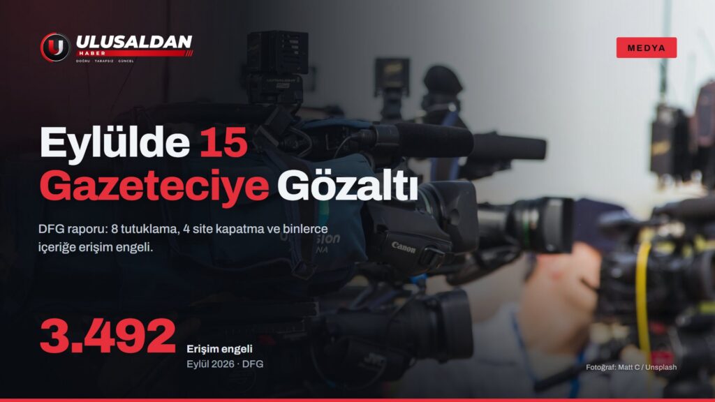 Bir basın toplantısında sıralanmış televizyon kameraları