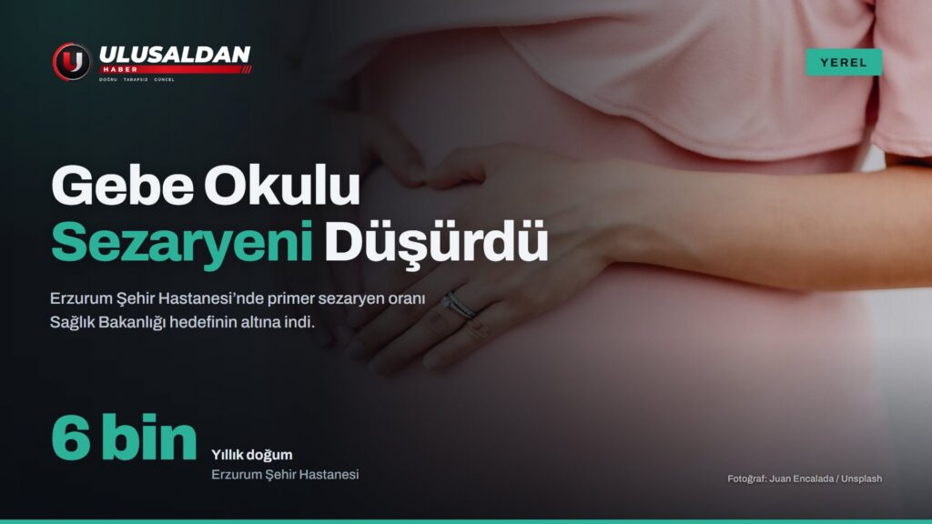Elleriyle karnını tutan hamile bir kadın