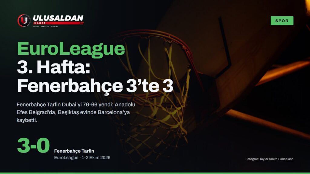 Karanlık bir salonda parlak zemin üzerindeki basketbol potası