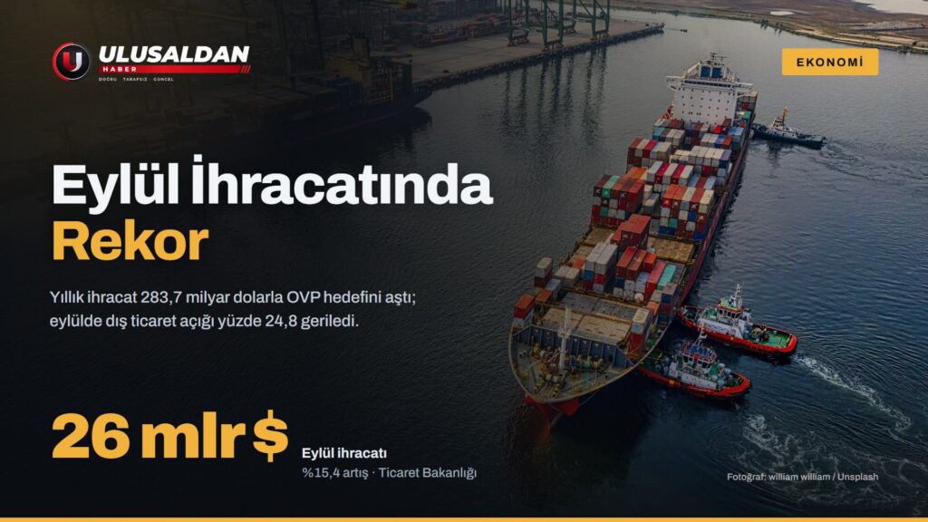 Konteyner limanından ayrılan büyük bir yük gemisinin havadan görünümü