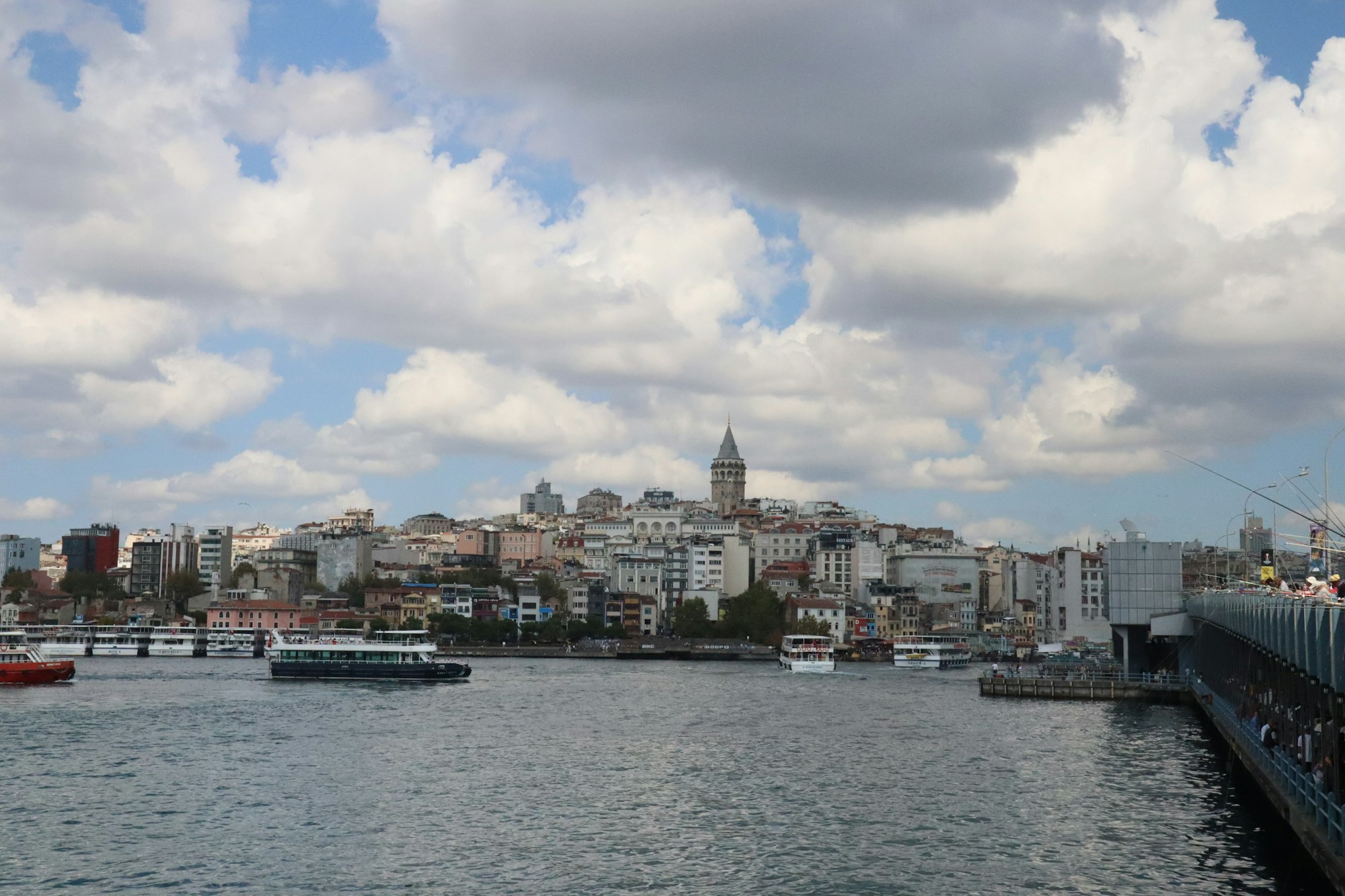 Haliç kıyısında sıralanan binalar ve uzakta Galata Kulesi (temsilî)