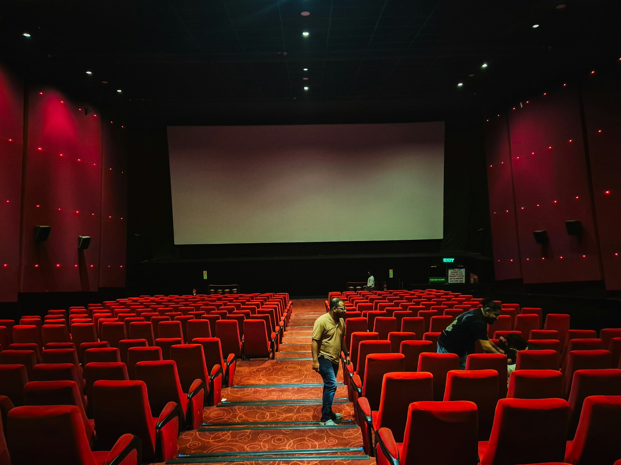 Perdesi görünen bir sinema salonunda koltuk sıraları