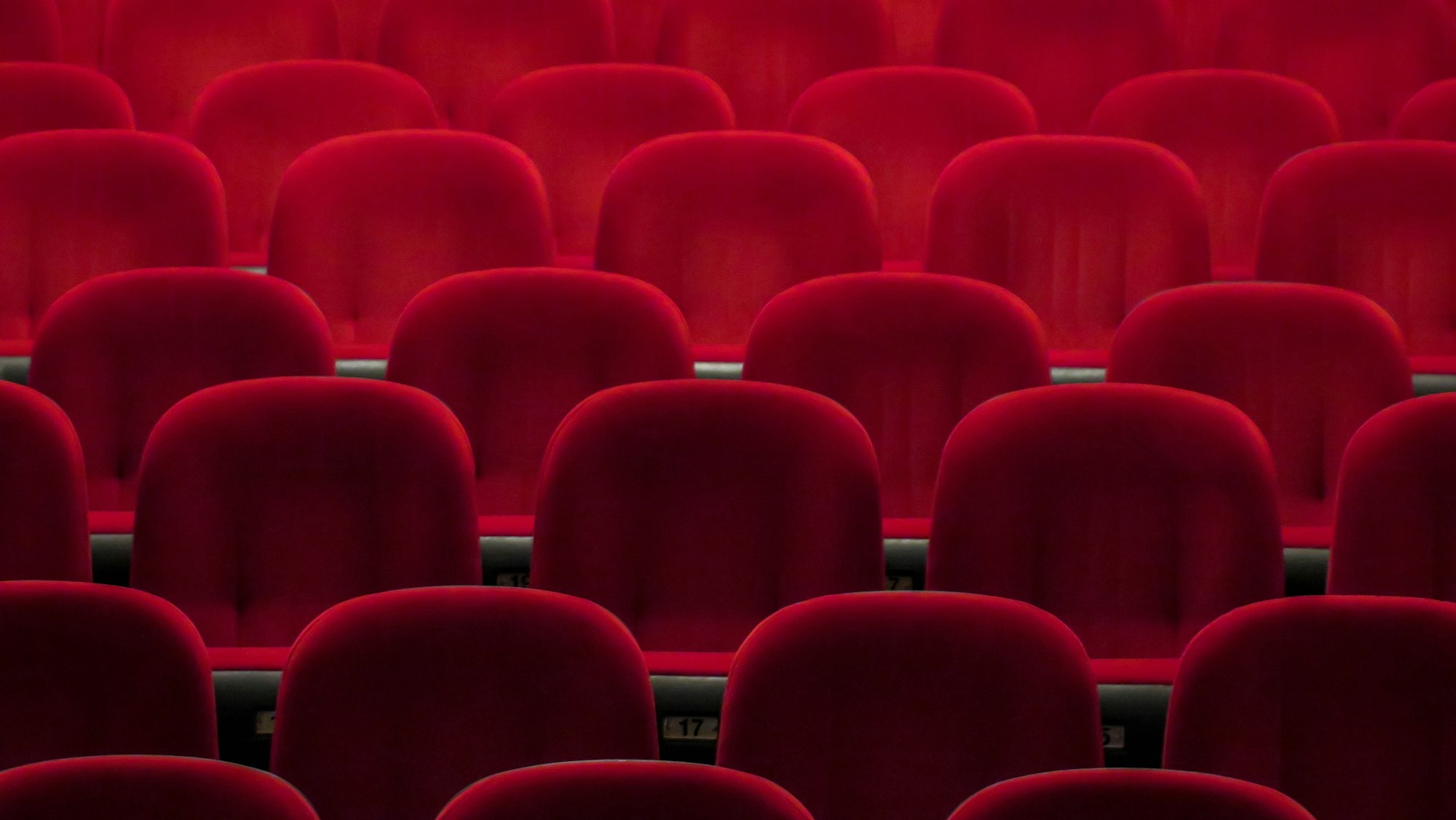 Kırmızı kadife sinema koltukları