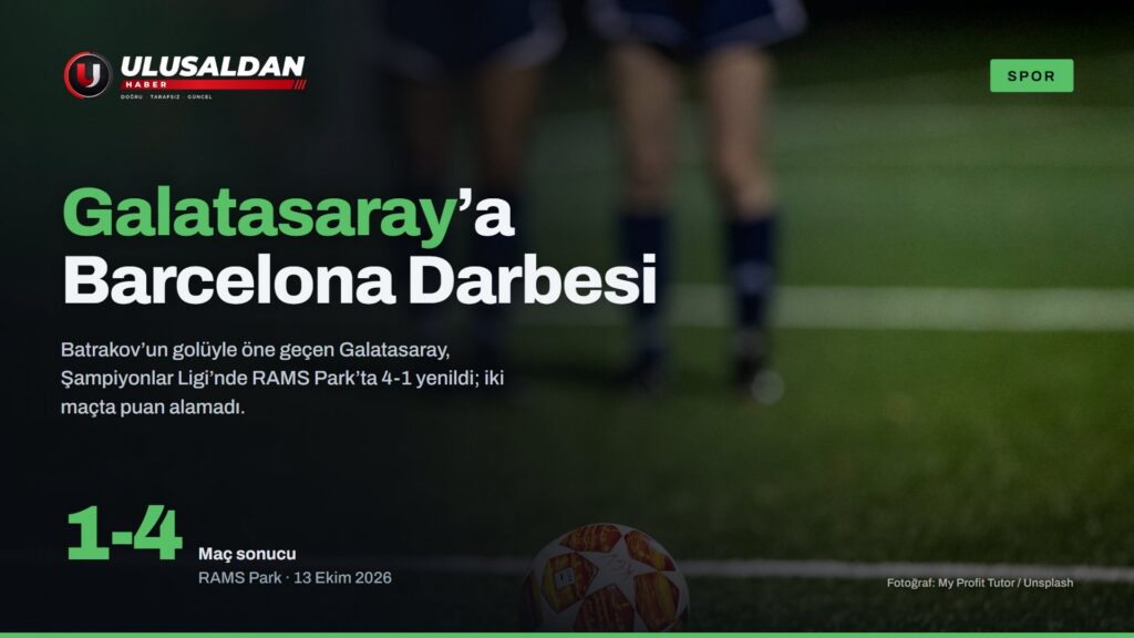 Çim sahada çizgi üzerinde duran bir futbol topu (temsilî)