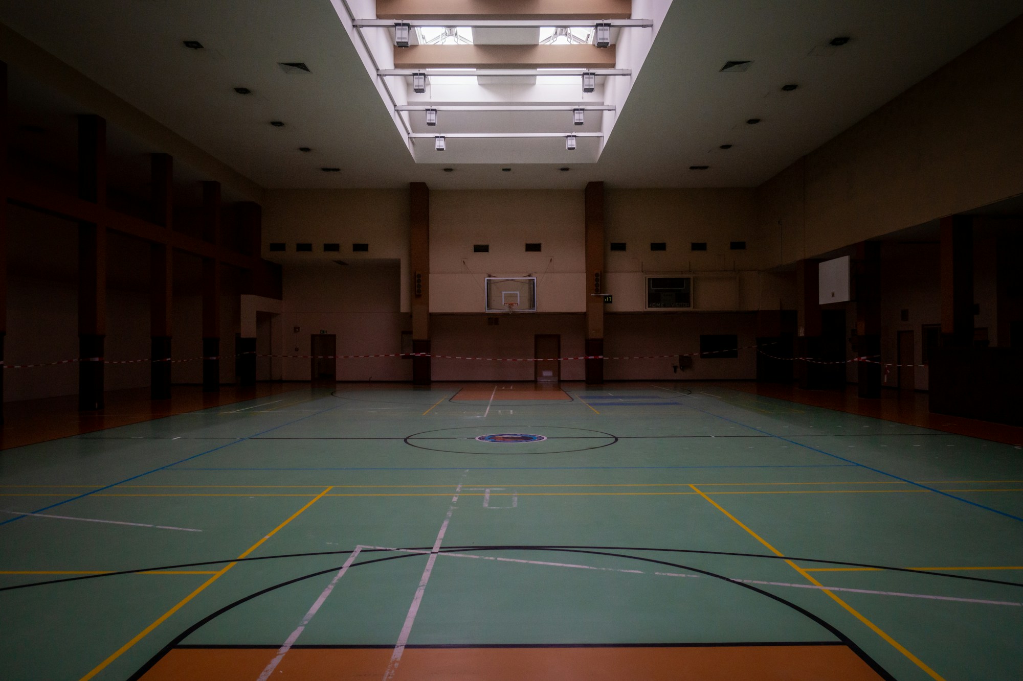 Boş bir kapalı spor salonunun zemini