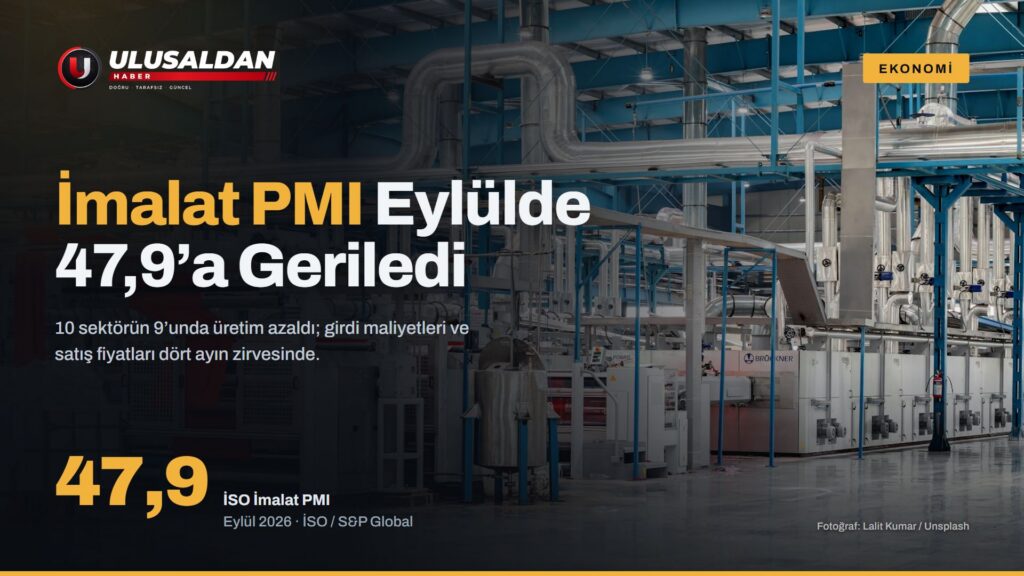 Geniş bir fabrikada üretim hattı ve makineler