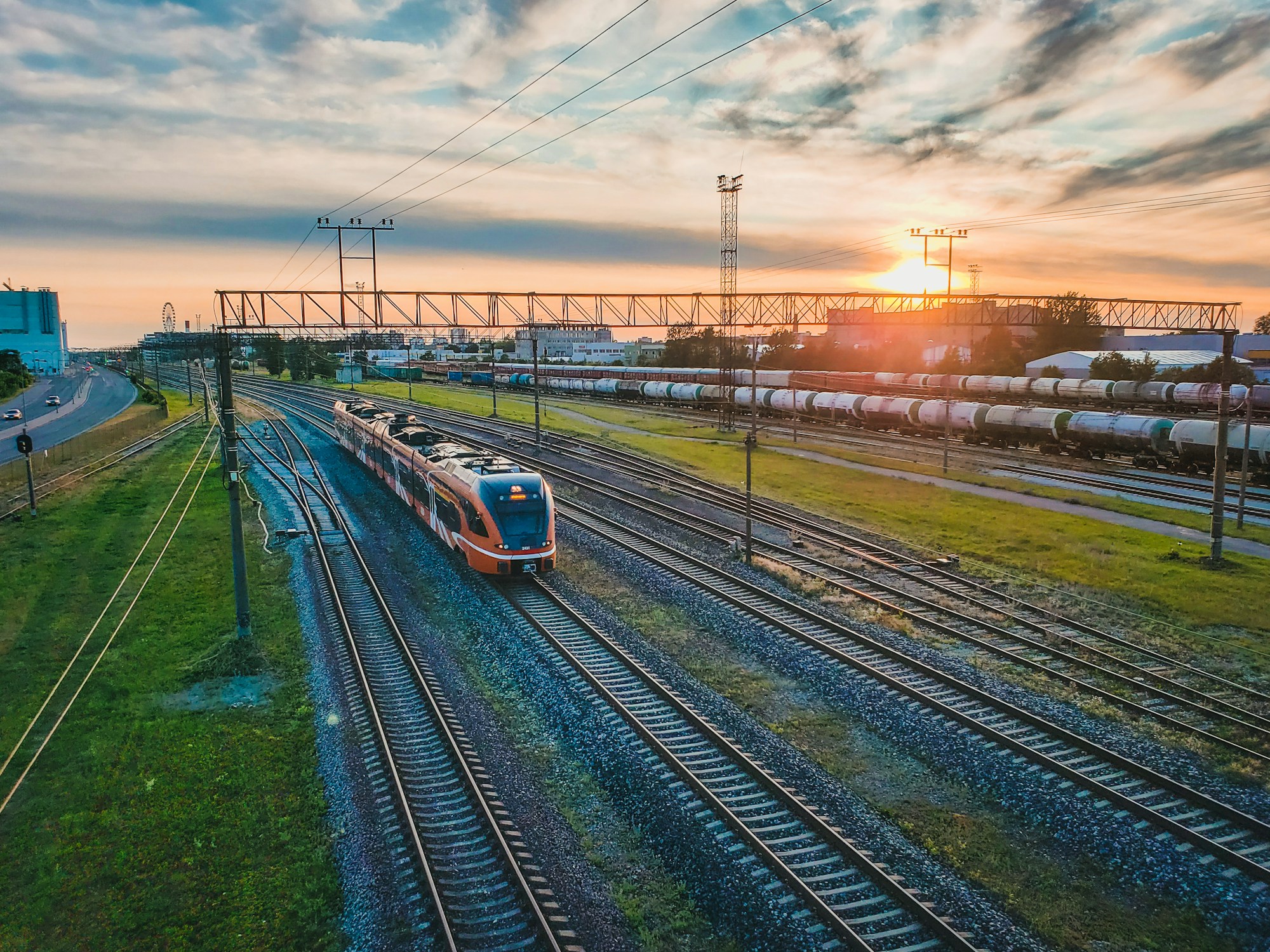 Kapıkule hızlı tren hattını temsilen gün batımında uzanan raylar