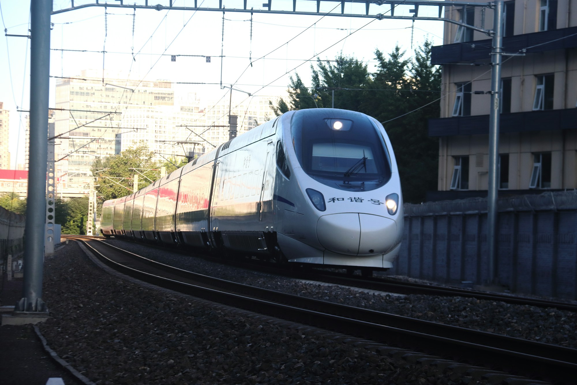 İstasyona yaklaşan beyaz bir hızlı tren
