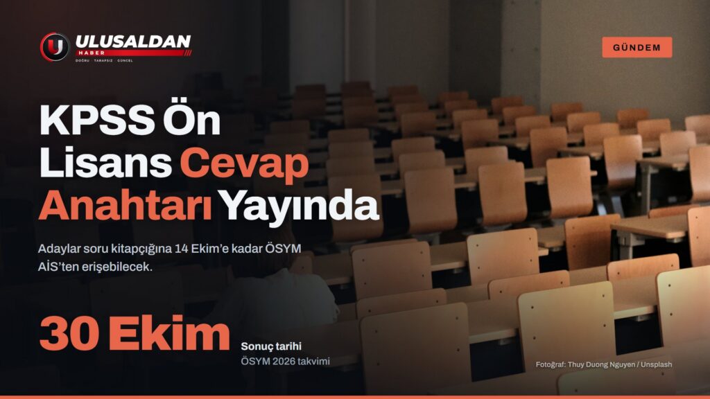 Boş sıralarla dolu geniş bir sınav salonu