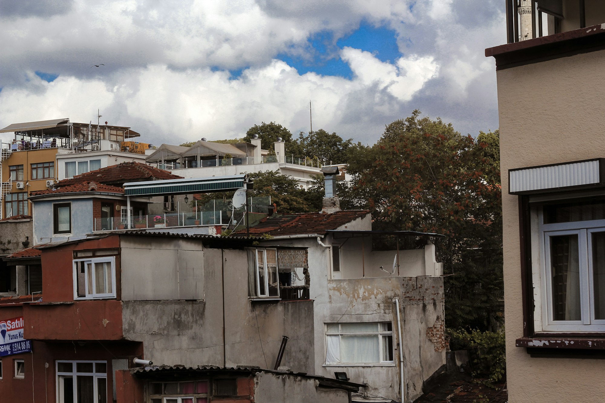 İstanbul’da eski yapıların bulunduğu bir mahalle (temsilî)