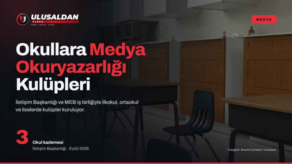 Boş bir sınıfta sıralar ve sandalyeler