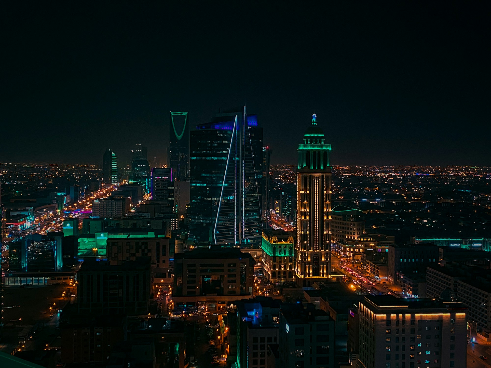 Gece ışıklarıyla Riyad kent manzarası