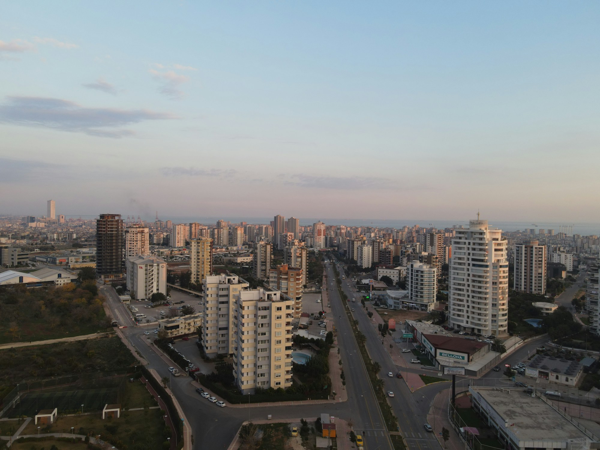 Mersin Büyükşehir başkanvekili seçiminin yapıldığı Mersin’de yüksek binalar ve deniz manzarası (temsilî)