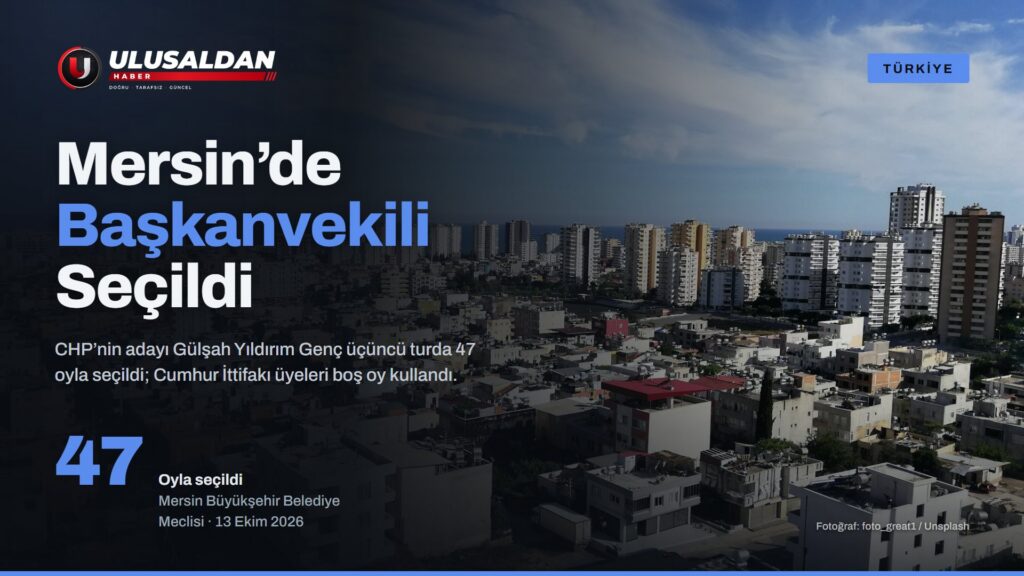 Deniz kıyısında yüksek binaların yer aldığı bir kent manzarası (temsilî)
