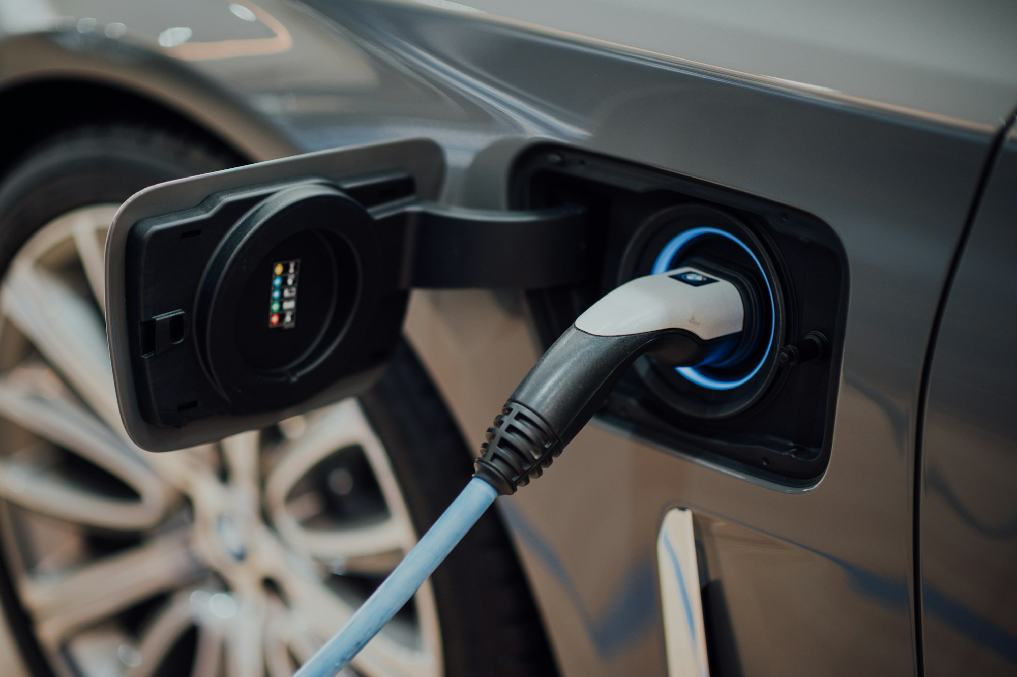 Şarj kablosu takılı bir elektrikli otomobil