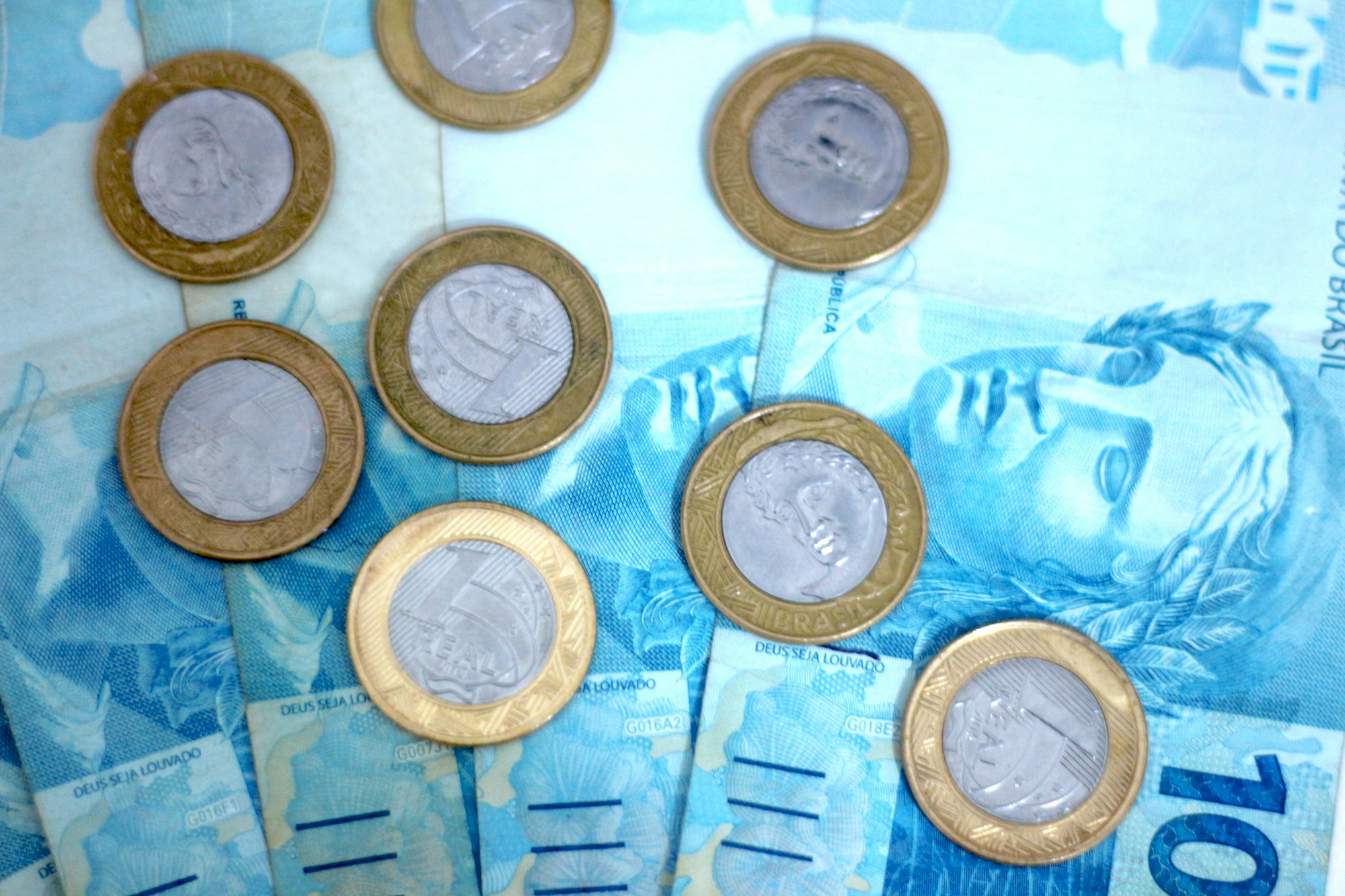 Reel getiri haberi için Türk lirası banknotlar ve madeni paralar