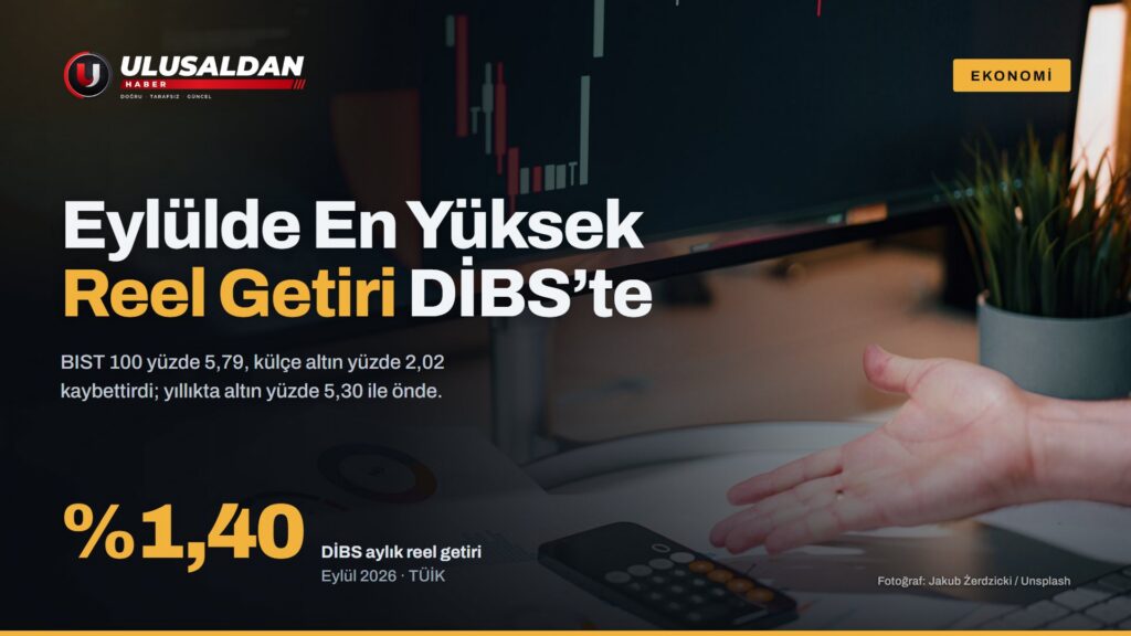 Masada grafikler ve hesap makinesiyle piyasa ekranını inceleyen bir kişi