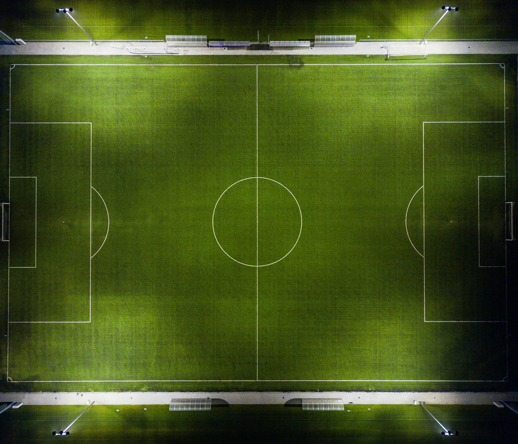 Yukarıdan görülen, çizgileri belirgin bir futbol sahası (temsilî)