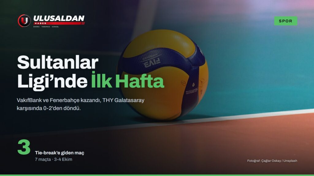 Voleybol sahasının zemininde duran bir voleybol topu