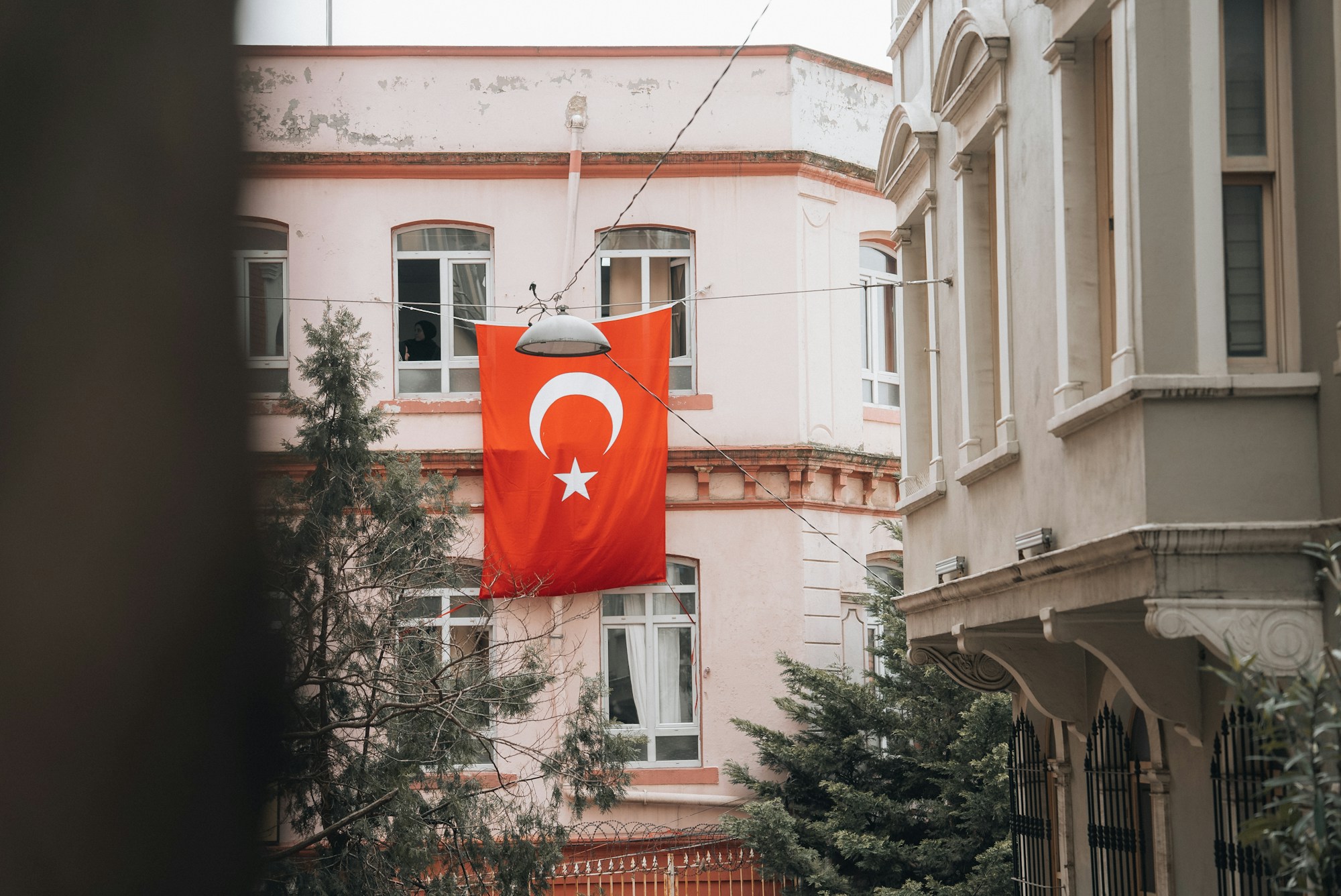 Bir binanın penceresinden sarkan Türk bayrağı