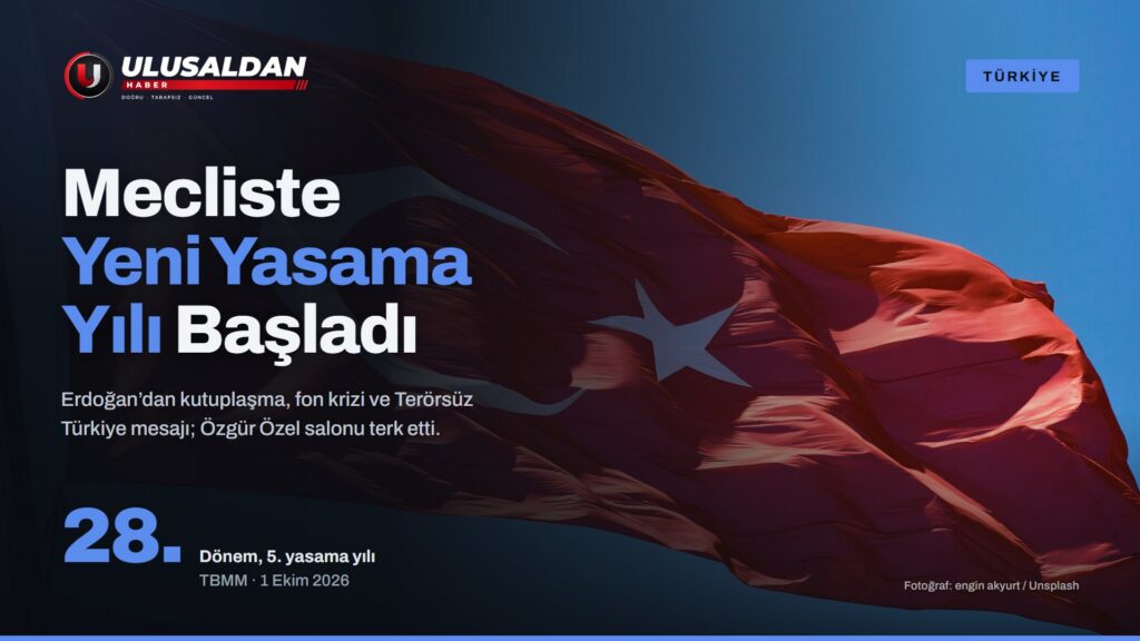 Mavi gökyüzünde dalgalanan Türk bayrağı